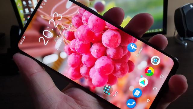 <b>ASUS ZenFone 6: Display bunicel în universul LCD</b>ASUS rămâne fidelă panourilor IPS LCD şi pe cel mai nou flagship al său, ZenFone 6. Nu ajunge la mărimi gigantice ca OnePlus 7 Pro, ci adopta o diagonală rezonabilă de 6.4 inch. Rezoluţia este de 2340 x 1080 pixeli şi aspectul de 19.5:9.