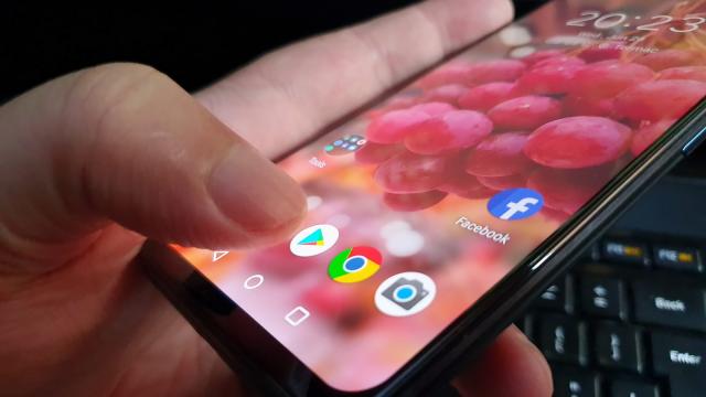 <b>ASUS ZenFone 6: Baterie de 5.000 mAh care lăsa în praf orice flagship</b>Am fost foarte tentat să pun titlul de "Baterie de campion" aici, dar am tot folosit sintagma asta şi a îmbătrânit. E clar faptul că avem ceva special, o baterie de 5000 mAh aici, acolo unde majoritatea companiilor de abia se lauda cu 4000 sau 4200 mAh.