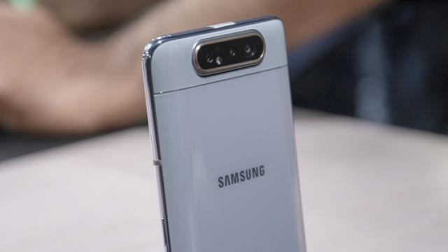 <b>Samsung Galaxy A80, telefonul cu cameră rotativă ajunge din această lună pe cale oficială în România</b>Printre cele mai interesante smartphone-uri lansate de către Samsung în acest an îl avem și pe Galaxy A80, telefon care uimește prin mecanismul său de cameră foto ce implică atât un slider, cât și un sistem rotativ