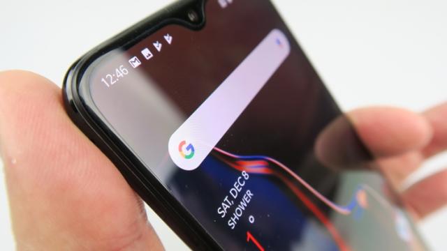 <b>OnePlus 6 și OnePlus 6T primesc funcția "Screen Recoder" odată cu actualizarea la noua versiune OxygenOS</b>Prin intermediul unei actualizări software astăzi telefoanele OnePlus 6 și OnePlus 6T primesc o funcție foarte utilă și anume "Screen Recorder". Acesta debuta inițial pe flagship-ul companiei din acest an și anume 