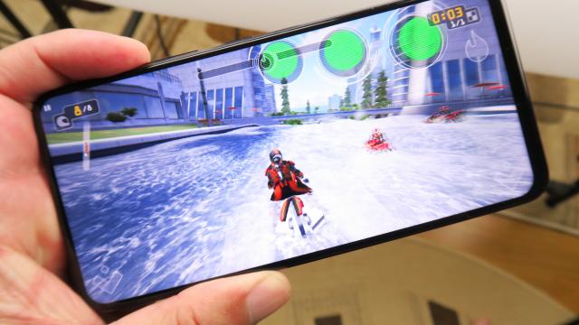 <b>ASUS ZenFone 6: Benchmark-uri de lider Android, perfect la jocuri</b>ASUS ZenFone 6 are cel mai nou procesor Qualcomm la interior, un Snapdragon 855, dar nu a plusat din cale afară la RAM. Vine cu 6 sau 8 GB, deşi există şi o ediţie specială cu 12 GB RAM, cam greu de găsit totuşi. Ca atare nu putem să nu ne întrebam dacă..