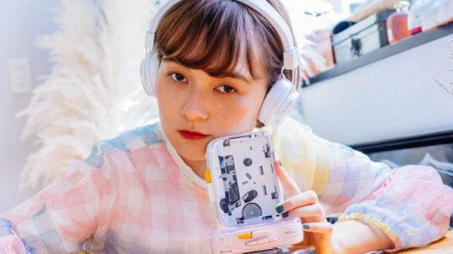 <b>Nostalgie după Walkman? Un nou player cu casete e gata de lansare, acum cu Bluetooth</b>Că tot am vorbit recent despre aniversarea de 40 de ani a Walkman-ului de la Sony, e momentul să privim și la un produs retro-futurist. Evident vine din lumea crowdfunding-ului și este un inedit player muzical cu casete audio... dar și cu Bluetooth.