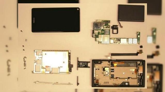 <b>Nokia N9 testat de FCC, iată cum arată componentele sale!</b>Anunțat cu o lună în urmă la CommunicAsia 2011, Nokia N9, primul telefon MeeGo din lume este încă incert pentru lansare în unele părți ale lumii. Printre acestea se numără și țări precum SUA sau Marea Britanie, dar iată că prima l-ar putea...