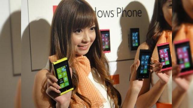 <b>Windows Phone Mango În acțiune pe primul telefon dedicat: Fujitsu Toshiba IS12T (Video)</b>Primul telefon Windows Phone Mango a fost anunțat chiar ieri, în data de 27 iulie, dar deocamdată se va vinde doar în Japonia începând din august. Pe numele său Fujitsu Toshiba IS12T, terminalul rulează versiunea 7.5 a lui Windows Phone zis și...