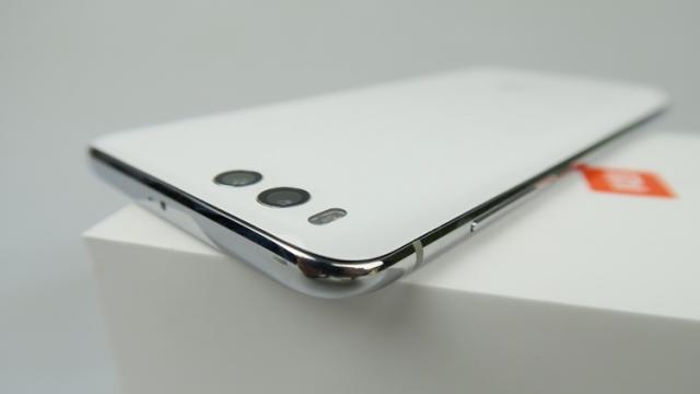 <b>Xiaomi Mi 6 primește Android 9.0 Pie în varianta stabilă; Update-ul se distribuie global</b>La câteva luni distanță de la primirea unui build beta Android 9.0 Pie, iată că începând de astăzi smartphone-ul Xiaomi Mi 6 ce vedea lumina zilei în primăvara anului 2017, este actualizat la o versiune stabilă de Android Pie