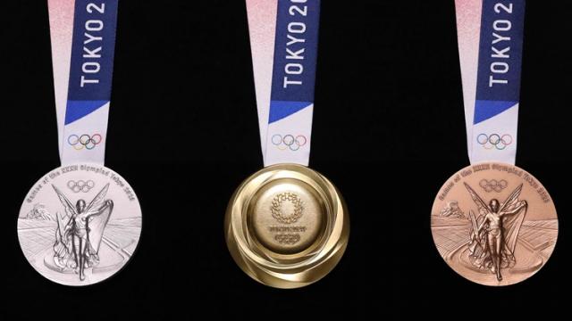 <b>Telefoanele pot fi "medaliate cu aur"; Japonia a prezentat medaliile de la Olimpiada din 2020, realizate din metale reciclate</b>Japonia s-a poziţionat drept una dintre cele mai "verzi" naţiuni de pe glob, pariind mult pe reciclare, automobile electrice sau chiar pe cele pe hidrogen (Toyota Mirai). Cel mai nou proiect ecologic implică realizarea medaliilor 