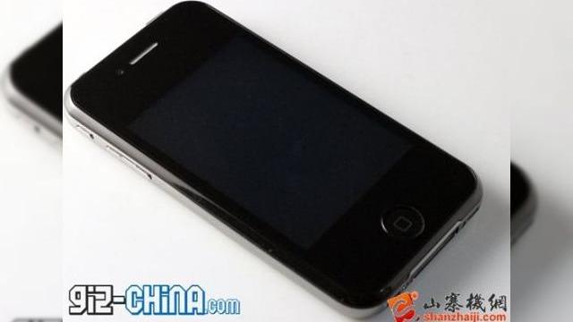 <b>iPhone 5 disponibil deja În China... clonat, dar cu indicii despre modelul real</b>Când ești autorul chinez al unei clone, fie de magazin sau telefon Apple, ai ca muza un produs real, nu-i așa? Pe asta mă bazez când mă declar încântat de imaginile de mai jos, ce prezintă un iPhone 5 deja lansat în China. Cum așa? Evident,...