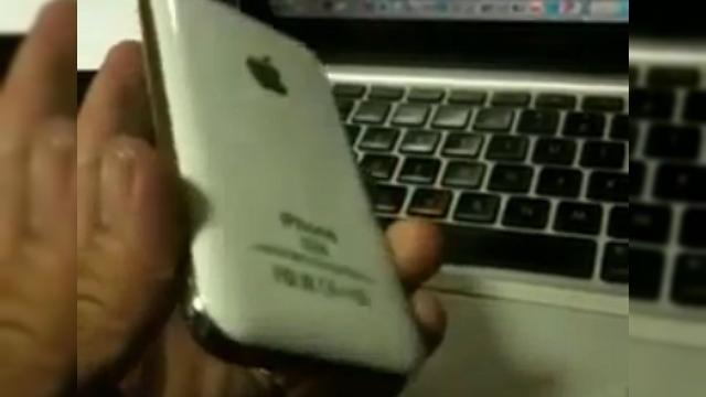 <b>iPhone 5, acum și pe alb, din nou o clonă din China (Video)</b>După scăparea inedită de acum câteva zile a unei clone de iPhone 5, acum avem și varianta albă a acestui terminal. Device-ul nu rulează iOS 5 și nu se apropie de ideea noastră de iPhone de a cincea generație, cel puțin nu ca specificații....