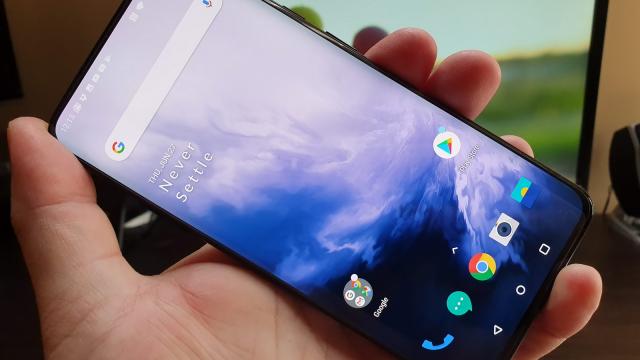 <b>OnePlus 7 Pro: Display excelent, poate cel mai imersiv din 2019</b>OnePlus poate că a făcut ceva compromisuri pentru a atinge preţuri sub media pieţei, dar la ecran nu prea au făcut rabat. Cumva au prins panouri AMOLED de calitate de la Samsung şi le-au pus şi un twist a la Steve Jobs cu nume fistichii. După Optic AMOLED