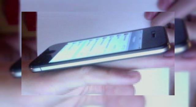 <b>Sărut franțuzesc pentru iPhone 5! O imagine-spion de la un operator francez, scăpată pe forumuri</b>iPhone 5 a fost deja clonat în China, nimic nou aici, dar ce ne facem atunci când clona și o imagine-spion a telefonului au câteva lucruri în comun? începem să ne gândim deja că astfel va arăta noul iPhone... Ceea ce vedeți mai jos este o...
