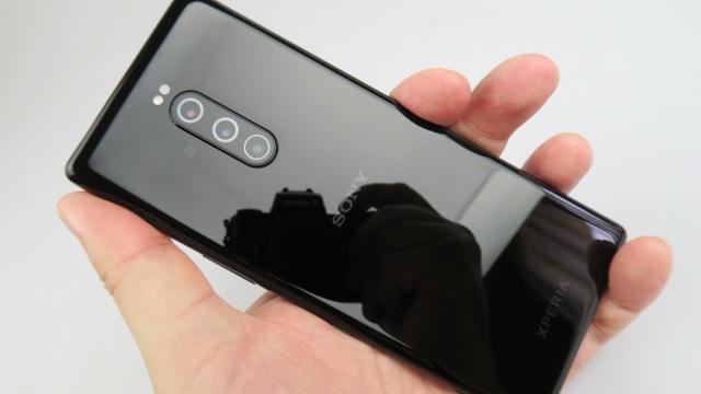 <b>Sony Xperia 1: Hardware-ul cel mai pretenţios şi overpowered din 2019 până acum</b>Sony Xperia 1 ar fi unul dintre cele mai bine dotate telefoane din 2019, dacă te uiţi numai la faptul că are ecran 4K şi procesor Snapdragon 855. Apoi îţi aminteşti că există bestia ROG Phone 2, cu Snapdragon 855+ şi 12 GB RAM sau Nubia Red Magic 3 care..