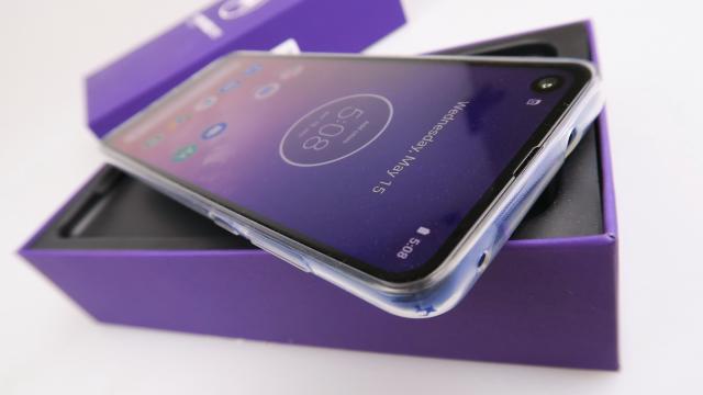 <b>Motorola One Vision: Conectivitate cum am lăsat-o pe seria Moto G7 practic</b>Motorola One Vision păstrează jack-ul audio teafăr şi nevătămat şi vine cu două slot-uri nano SIM, deci staţi liniştiţi, bifează căsuţele primordiale. Are şi 2 microfoane la bord, dar şi suportul evident 4G LTE şi NFC-ul pentru a face plăti.