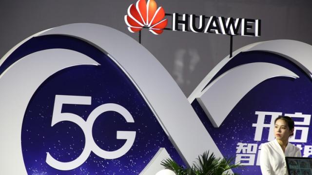 <b>Huawei va livra 1.5 milioane de echipamente 5G până în vara lui 2020, conform fondatorului companiei, Ren Zhengfei</b>După ce am aflat că Huawei a avut un prim semestru reuşit, chiar şi în ciuda sancţiunilor SUA, acum descoperim şi ce urmează în lunile rămase din 2019. Ren Zhengfei, fondatorul companiei a declarat public că se aşteaptă 