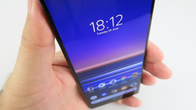 <b>Sony Xperia 1: Conectivitate all inclusive</b>Sony Xperia 1 e supradotat la ecran şi are toate camerele de care are nevoie, dar cum rămâne cu conectivitatea? Are variante single SIM şi dual SIM şi personal apreciez că nu mai trebuie să vânez o agrafă sau ac pentru a îi accesa SIM tray-ul. El se trage