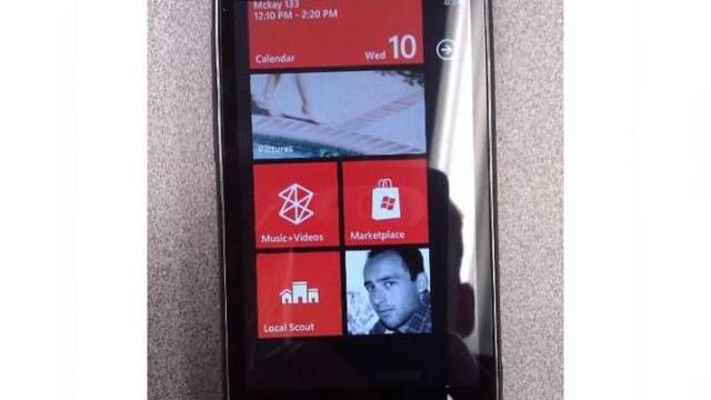 <b>HTC Mazaa mușcă din Mango... acum și cu imagini!</b>HTC Mazaa este un terminal despre care am aflat detalii încă din aprilie, iar el a trecut pe rând de la stadiul de scăpare, la model real și în cele din urmă telefon care nu va fi lansat. Se pare că acesta este un model destinat dezvoltatorilor...