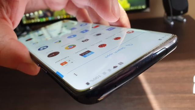 <b>OnePlus 7 Pro: Benchmark-uri de top in 2019, bestie la utilizarea de zi cu zi</b>OnePlus 7 Pro are tot ce îi trebuie pentru a concura cu marile flagship-uri din 2019, ba chiar are şi 2 argumente în plus: ecranul de 90 Hz şi OxygenOS. Ele cresc fluiditatea de operare şi nu are nici un rost să vorbim de lag. Un prieten al meu cu iPhone 