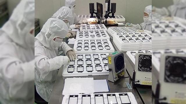 <b>Charlie și fabrica de... iPhone 5; Iată imagini!</b>Pasionații de iDevice-uri au probabil ca fantezie absolută vizitarea unei fabrici de iPhone, dar noi vă oferim astăzi doar o mică porție din acest vis: câteva imagini din producția lui iPhone 5. Sau cel puțin producția ecranelor noului terminal,...