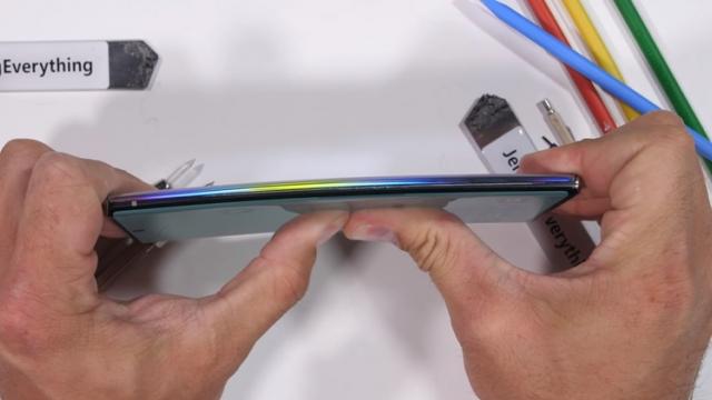 <b>Samsung Galaxy Note 10+ are stylus-ul rupt în două, e zgâriat şi ars de JerryRigEverything (Video)</b>Nu ar fi debut de telefon dacă nu am avea şi clasicele teste de rezistenţă marca JerryRigEverything. Samsung Galaxy Note 10+ tocmai a intrat în magazine, iar Jerry a profitat de ocazie pentru a îl trece prin "tortura" clasică