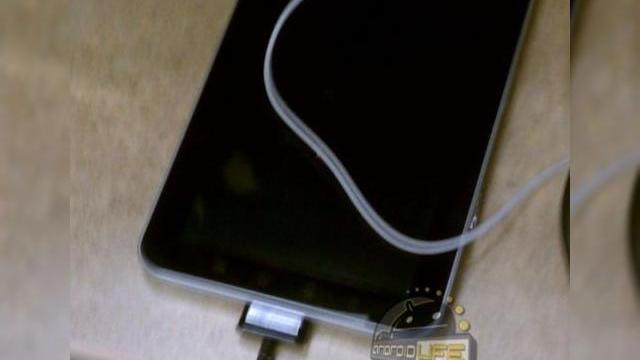 <b>Samsung Galaxy Tab 7.7 - imagini și detalii noi</b>Primele date despre această tabletă au apărut în urmă cu câteva zile când a apărut o scăpare legată de trei deviceuri ce urmează a fi prezentate la IFA Berlin 2011 - aici. Era vorba de Samsung Galaxy Note, Samsung Wave 3 și Galaxy Tab 7.7. Se...
