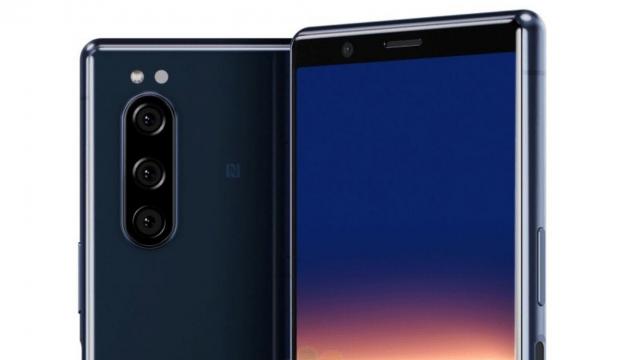 <b>Sony postează un nou teaser cu o aluzie la „un Xperia mic, care încape în palmă”</b>După ce am tot văzut scăpări ale lui Sony Xperia 2, acum aflăm că terminalul nu e atât succesor de Xperia 1, cât o revenire a seriei Compact, chiar dacă nu poartă acel nume. Avem un nou teaser pe această temă mai jos.