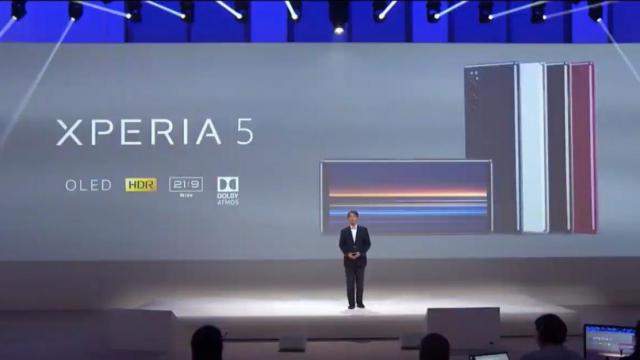 <b>Sony Xperia 5 este numele noului telefon flagship, scăpat în prezentarea IFA 2019; Iată noutățile!</b>Am mai auzit de listări timpurii de telefoane, înainte de lansare, dar mai rar scăpa un video al prezentării unui terminal pe web. De această data Sony a transmis live din greșeală repetițiile pentru evenimentul de la IFA, care are loc azi.