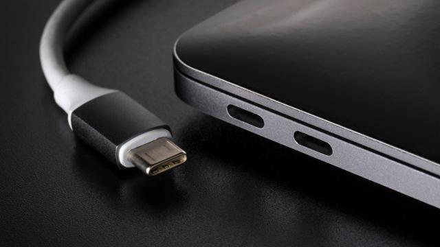 <b>USB 4 devine oficial, standardul viitorului aduce viteze Ethernet şi încărcare la 100W</b>Pentru că inovaţiile de conectivitate nu vin niciodată singure, după 5G şi WiFi 6 acum intrăm într-o nouă eră USB. Specificaţiile USB 4 au devenit oficiale şi ne pregătim de un conector cu adevărat evoluat. A fost anunţat din iunie, iar autoritatea USB-IF