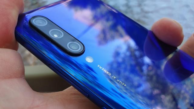 <b>Xiaomi Mi A3: Autonomie de legendă, e de top 10</b>În ziua de azi e greu să mai fim surprinşi de baterii pe telefoane mobile. ASUS a făcut din telefoanele cu baterii de 6000 mAh o bagatelă, iar tot mai multe companii pun baterii de 5000 mAh pe terminalele lor. Xiaomi Mi A3 vine cu o baterie de 4030 mAh..