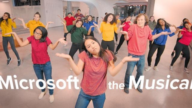 <b>Microsoft îşi ironizează eşecurile şi sărbătoreşte reuşitele cu un musical de 7 minute (Video)</b>De ceva vreme se cultivă în Silicon Valley "cultura eşecului". Eşecul e considerat bun şi asta a zis-o chiar Google, considerând că orice experiment nereuşit e un pas în faţă, pentru că înveţi ceva nou. Aparent din succes nu înveţi destul