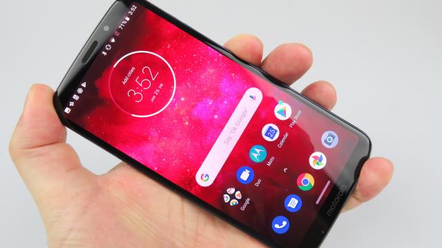 <b>Motorola Moto Z3 Play: OS, UI, aplicaţii stock, aşa cum le-am lăsat + analizăm Moto Mods</b>Nu trebuie să aruncăm cu roşii în Motorola pentru că avea Android 8.1.0 pe Moto Z3 Play. Am testat telefonul când încă era gheaţă pe jos afară, deci a trecut ceva vreme şi aş paria orice sumă că are deja Android 9.0 Pie, ba chiar cochetează cu Android 10.