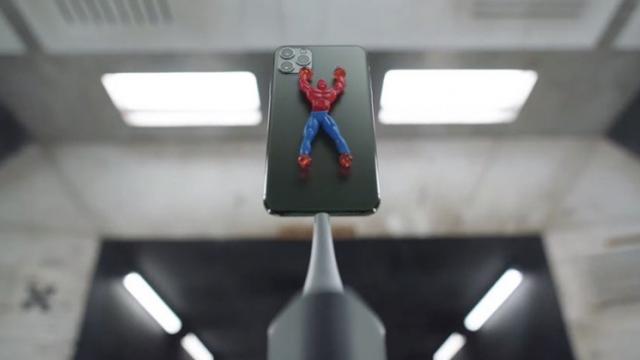 <b>iPhone 11 Pro e lovit cu tort şi jucării în noua reclamă Apple, iar Samsung are ironia pregătită deja într-un spot-replică</b>Apple a trecut de perioada când îl folosea doar pe Jony Ive pe un fundal alb vorbind despre produsele sale pentru a le face reclamă. Acum a început să aibă spoturi TV şi online mai curajoase, îndrăzneţe, revoluţionare