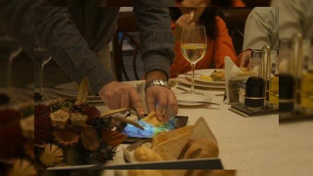<b>Dovada rezistenței display-ului lui Asus Transformer</b>Am fost invitat aseară la o discuție legată de social media în opinia Asus alături de Bogdan Petre, Dan Dragomir, Radu Dumitru, Sorin Rusi, Ionuț Paraschiv, Francisc Kurko, Auraș Mihai, Octavian Dunăre. Dintre gadgeturile aflate pe masă amintesc...