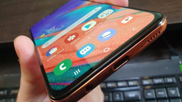 <b>Samsung Galaxy A40: Acustică de midrange, bună însă la jocuri</b>Cândva telefoanele Samsung Galaxy A făceau legea în testele multimedia, atingând mulţi decibeli. Cumva acum Motorola şi Nokia s-au cocoţat la vârful ierarhiei. Galaxy A40 propune un singur difuzor, în zona inferioară a telefonului, în partea dreaptă.