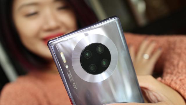 <b>Huawei Mate 30 Pro e peste iPhone 11 Pro la testul de performanţă AnTuTu</b>Huawei Mate 30 Pro a debutat în ultima săptămână şi dacă mai avem până la disecţii, teste de rezistenţă şi comparaţii foto, vedem măcar primele teste de performanţă. Telefonul are procesorul Hisilicon Kirin 990 trecut prin AnTuTu şi se pare că nu se..