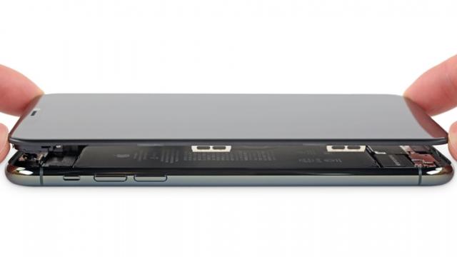 <b>iFixit desface iPhone 11 Pro Max pentru a afla dacă are încărcare inversă; Cât de ușor se repară telefonul?</b>Acum că iPhone 11 și 11 Pro sunt "la magazin", au început să apăra că ciupercile după ploaie recenzii, teste de rezistență și chiar disecții. Cum ne interesează subiectul componentei neactivate de încărcare inversă, am purces