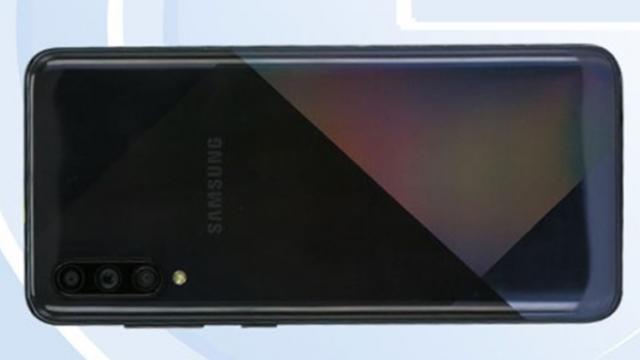 <b>Samsung Galaxy A70s obține certificarea TENAA, la pachet cu primele imagini reale</b>După ce în weekend aveam ocazia să aflăm câteva dintre dotările lui Samsung Galaxy A70s prin intermediul unei certificări TENAA, iată că acum agenția chineză publică și imaginile reale ale produsului. Acestea nu fac altceva