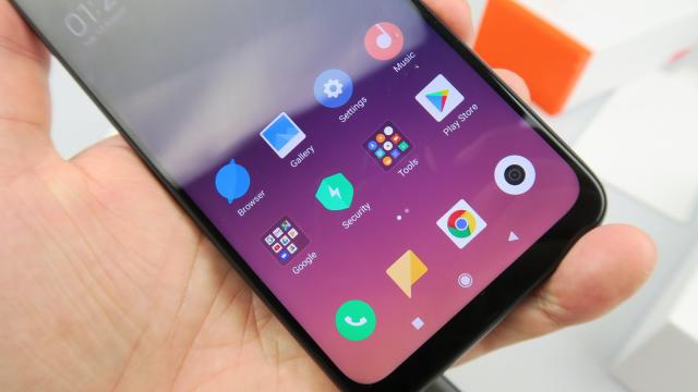 <b>Xiaomi Redmi Note 7: Hardware prins între 2018-2020</b>Xiaomi Redmi Note 7 este un telefon sosit în ianuarie 2019, deci e bătrâior, deja cu 9 luni în spate. Asta îi scuză unele dintre dotări şi i le scuză şi preţul. Procesorul Snapdragon 660 nu impresiona nici anul trecut pe vremea asta, dar zic că un an..