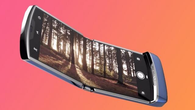 <b>Motorola și-ar putea lansa telefonul pliabil Moto RAZR până la finalul acestui an</b>În ciuda numeroaselor zvonuri care au tot circulat online în această vară, smartphone-ul pliabil Motorola RAZR încă nu a văzut lumina zilei - dar cu toate acestea, se pare că nu vom mai avea mult de așteptat până la lansarea 