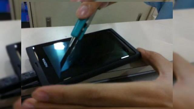 <b>Nokia N9 zgâriat și cu funcția autofocus continuu testată, Înainte de a sosi la Mobilissimo (Video)</b>După o săptămână marcată de evenimente Apple și Android, ne întoarcem cu privirea către Nokia și MeeGo. De ce? Pentru ca faimosul Nokia N9 se afla în drum spre redacția Mobilissimo.ro și îi vom realiza o recenzie în premieră cât de...