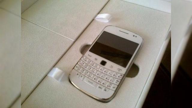 <b>BlackBerry Bold 9900, acum și În varianta albă; Pe când și la noi?</b>V-am arătat aici un unboxing al telefonului BlackBerry Bold Touch 9930, o variantă a lui Bold 9900, după cum este el cunoscut în State. Ei bine, acum terminalul cu carcasa neagră, cum îi șade bine unui BlackBerry a fost descoperit și într-o...