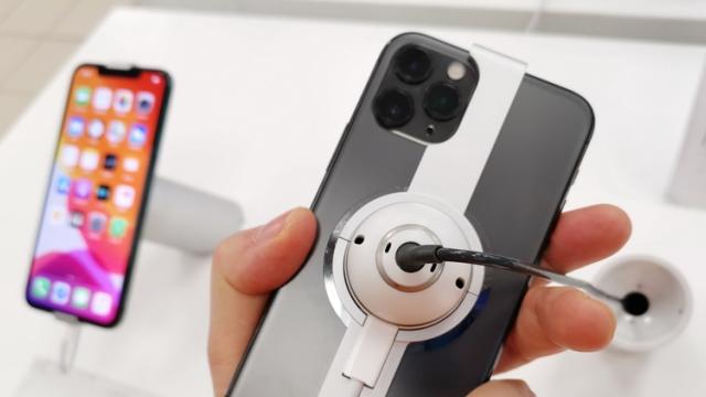 <b>iPhone 11 Pro primele impresii: comod, puternic, dar nu prea mai am scuze pentru Apple anul ăsta.. (Video Hands On)</b>În general mai găseam scuze pentru Apple în anii în care produsele erau un pic mai şubrede... Era mereu o calitate care salva produsul cumva. Până şi bretonul a avut fanii săi, Face ID a meritat acel sacrificiu, iar lipsa de jack 