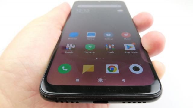 <b>Xiaomi Redmi Note 7: Acustică bună la jocuri, difuzor zgomotos</b>Xiaomi Redmi Note 7 are un singur difuzor, plasat în zona inferioară, în dreapta, deşi sunt două grile (în dreapta şi stânga pentru simetrie). Experienţa de ascultare a fost satisfăcătoare, cu volum ridicat, claritate excelentă, iar basul e mediu.