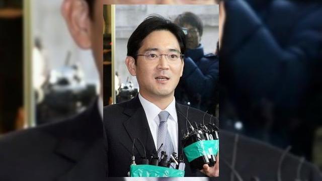 <b>Împăcare Samsung - Apple la Înmormântarea lui Steve Jobs? COO-ul Samsung Electronics a fost prezent!</b>După o serie de tributuri variate pentru vizionarul și gurul Apple Steve Jobs, a venit și tristul moment al înmormântării sale, sau mai bine zis al unui eveniment cu tentă religioasă în care invitații să își amintească de marele om care a...