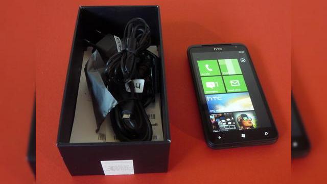 <b>HTC Titan scos din cutie la Mobilissimo.ro - unboxing al celui mai mare smartphone! (Video)</b>De obicei ne interesează care este cel mai subțire sau cel mai performant smartphone, dar iată că există și recorduri cu plus... spre exemplu astăzi avem în teste de la evoMAG.ro cel mai mare smartphone din lume. Este vorba despre HTC Titan, cu un...