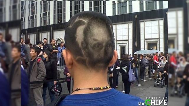 <b>Tribut Steve Jobs sub formă de freza - iată cum poți aduce un omagiu prin tunsoare</b>E una să te declari parte a "cultului Apple" și alta să iei în serios această venerare a produselor create de gigantul din Cupertino... După moartea lui Steve Jobs au apărut numeroase tributuri, care mai de care mai emoționante, dar tânărul din...