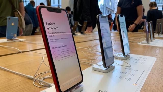 <b>Apple va reveni curând pe locul 2 în topul celor mai mari producători smartphone, pe fondul problemelor Huawei și vânzărilor lui iPhone 11</b>Interdicțiile ațintite asupra celor de la Huawei aveau să contribuie și la o scădere a vânzărilor de terminale, mai ales acum când noile smartphone-uri ale chinezilor nu mai pot include serviciile și aplicațiile Google din fabrică