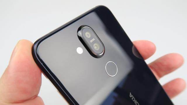 <b>Nokia 8.1 primește actualizarea la Android 10 cu Dark Mode și noi gesturi de navigare</b>În vreme ce Samsung abia dă startul testelor beta pentru Android 10, iată că finlandezii de la Nokia reușesc să livreze deja noul release chiar și pe telefoane mid-range precum este cazul lui Nokia 8.1. Este primul telefon din portofoliul