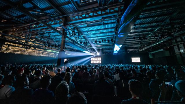 <b>Iată cum poți urmări live lansarea lui OnePlus 7T Pro de astăzi, începând cu ora 18:00 (ora României)</b>Astăzi pe data de 10 octombrie și cei de la OnePlus au programat un eveniment de presă, show ce va începe la ora 18:00 (ora României) și pe care îl veți putea urmări live chiar prin stream-ul inclus mai jos. Acest eveniment are loc