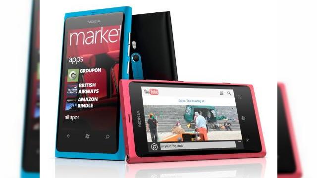<b>Nokia Lumia 800 anunțat oficial, vine cu design de N9 și preț de 420 euro fără taxe (Video)</b>După zile întregi de speculații și zvonuri, Nokia Lumia 800 a fost anunțat oficial în cadrul Nokia World 2011. Acest terminal a fost cunoscut în prealabil sub numele de cod Nokia Searay și iată că acum avem un frate geamăn al lui Nokia N9, cel...
