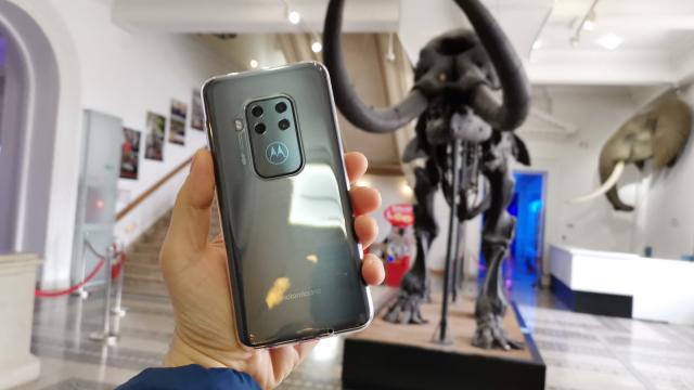 <b>Cum a fost lansarea lui Motorola One Zoom şi cum se descurcă la fotografierea de mamuţi, scheleti, animale împăiate la Muzeul Antipa</b>Ne plac lansările inedite, nu doar 20 de jurnalişti într-o cameră văzând slide-uri cu specificaţii. Motorola a organizat ceva deosebit, adunând presa pe 8 octombrie la Muzeul Antipa pentru a prezenta cel mai nou telefon din seria