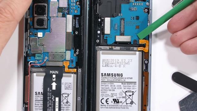 <b>Samsung Galaxy Fold e în sfârşit desfăcut de JerryRigEverything; Iată cum arată la interior (Video)</b>Samsung Galaxy Fold a început deja să sosească în magazine în majoritatea ţărilor, în varianta sa finală, cea regândită pentru a evita bugurile. Au început să apară şi recenziile şi testele, iar azi vă prezentăm o disecţie 